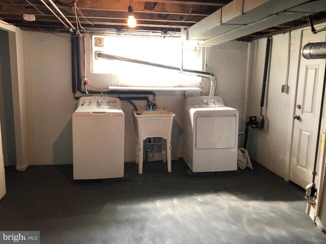 Building Photo - 8726 Marsden St