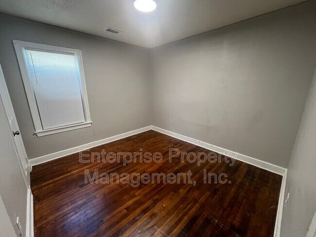 Building Photo - 2447 Twain Ave