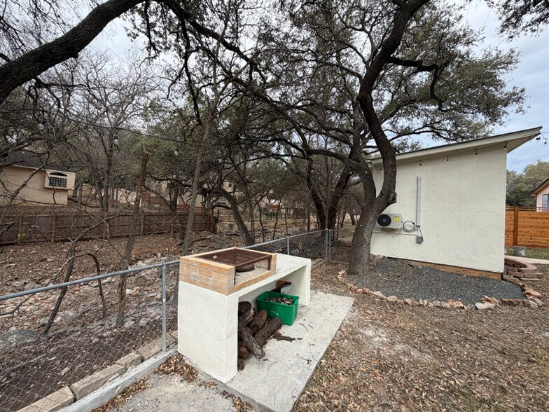 Building Photo - 2010 Parhaven Dr