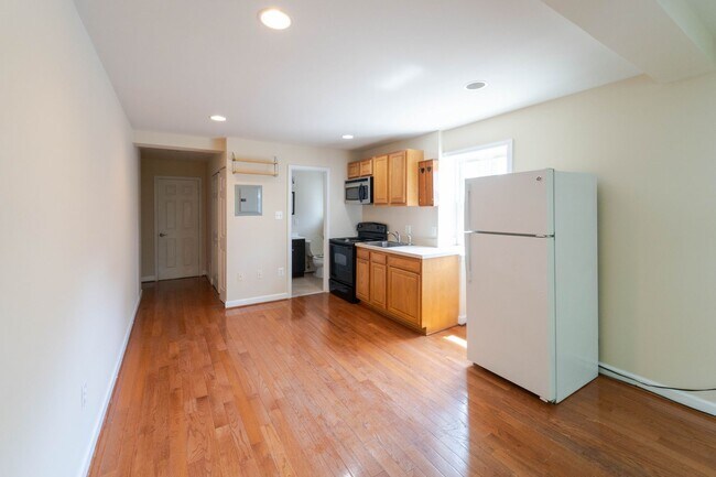 Building Photo - Spacious 1 BD 2 BA Apartment in the Histor...