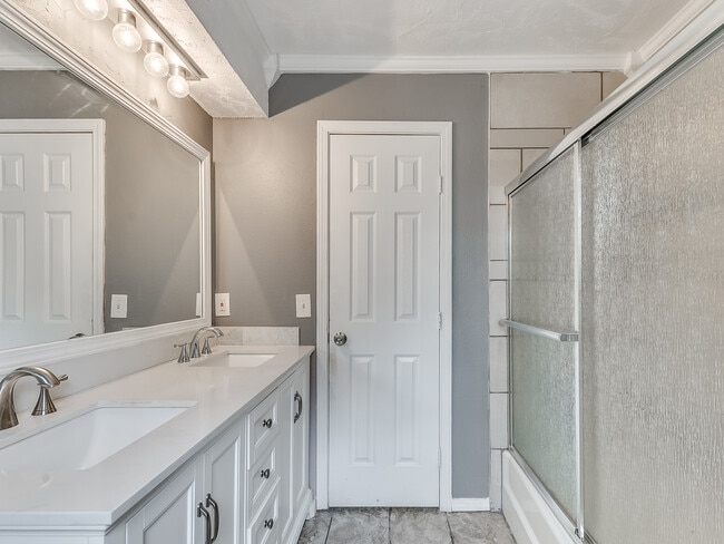 Building Photo - 7704 Brookside Dr