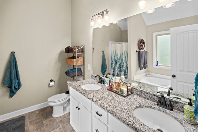 Building Photo - 305 Oleander Ln