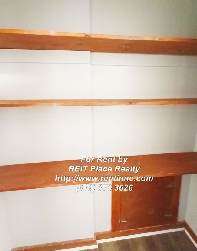 Building Photo - 3 Bed 2 Bath w/ Master Bed downstairs near Crossroads Plaza, REI