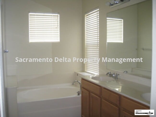 Building Photo - Spacious 3 Bed/2.5 Bath Home in a Great Lo...
