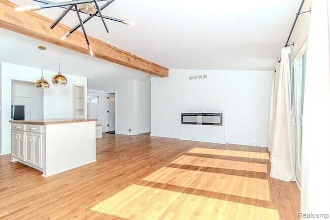 Building Photo - 811 Norwich Dr