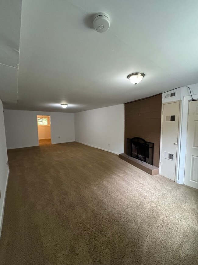 Building Photo - Spacious 4 Bedroom in Beacon Hill!  Lots of Updates, Perfect Location!