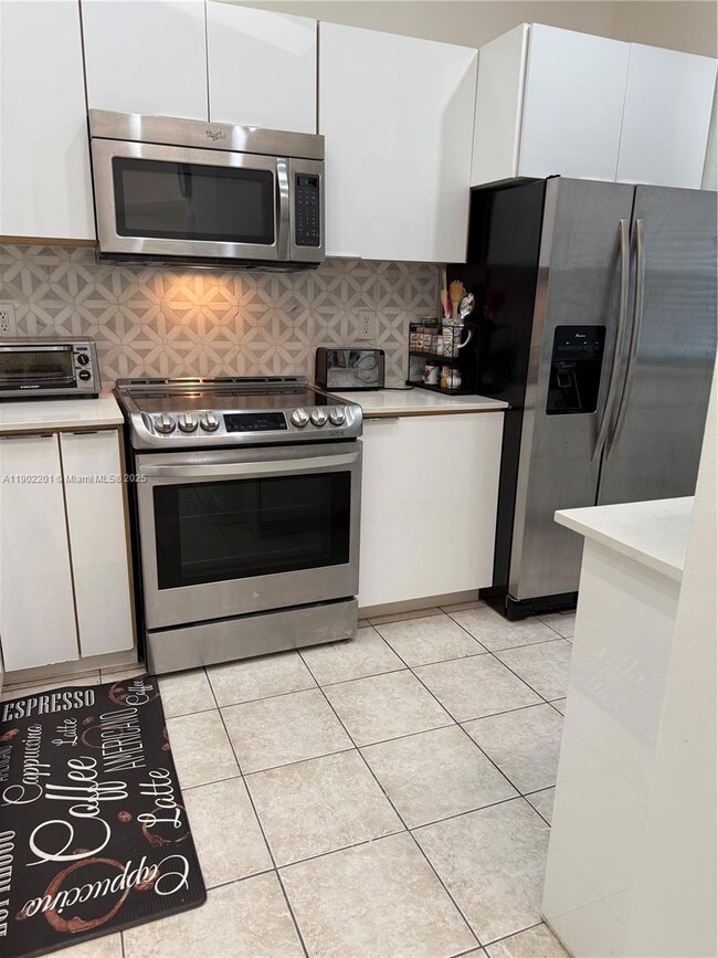 Building Photo - 5596 SW 28th Terrace