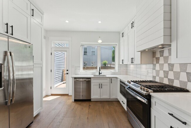 Building Photo - Capital Hill Rowhome