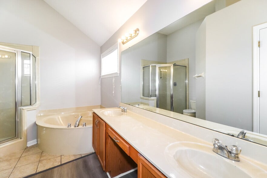 Building Photo - 10109 Lynham Dr