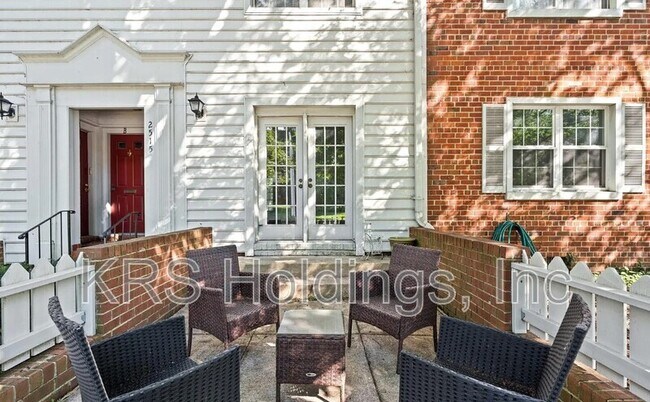 Building Photo - 2515 S Walter Reed Dr