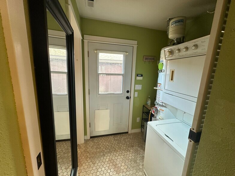 Building Photo - 701 S 59th St