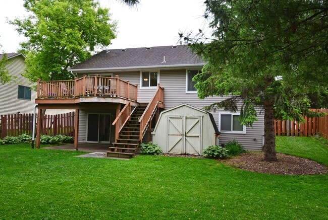 Building Photo - Spacious 3-Bedroom with Walkout and Fully Fenced Yard in Eagan
