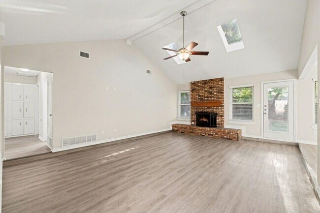 Building Photo - 4900 Ridgeline Dr