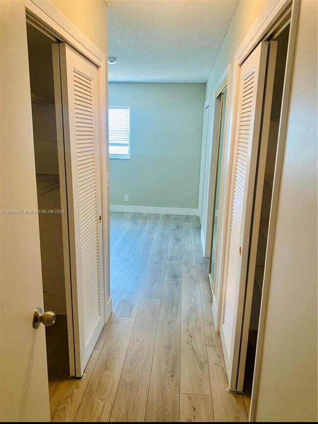 Building Photo - 320 NE 12th Ave