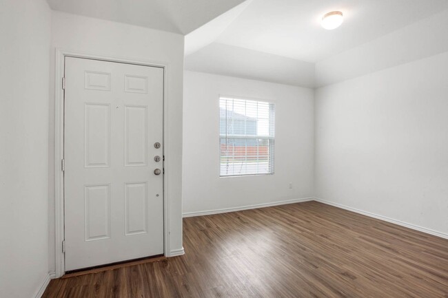 Building Photo - Spacious 3/2 in Kyle with oversized garage
