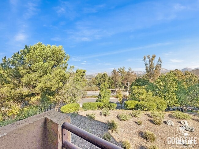 Building Photo - Move-In Ready Condo Overlooking The Height...