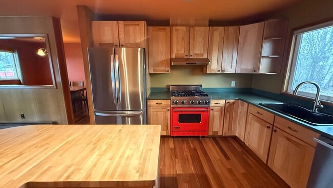 Building Photo - Spunky 3 Bedroom House in Westchester Lagoon! Available NOW!