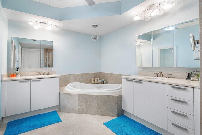 Building Photo - 2650 Lake Shore Dr