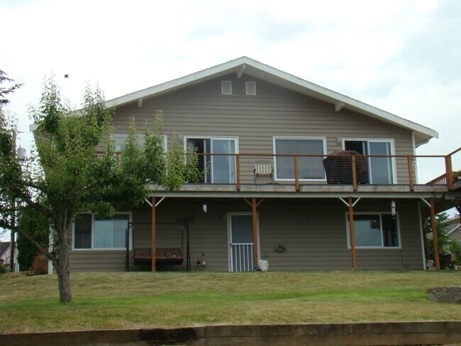 Building Photo - Cozy MIL with water views Camano Island with loft