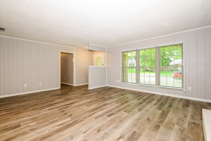Building Photo - 708 Village Green Dr