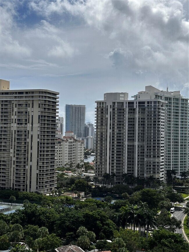 Building Photo - 3731 N Country Club Dr