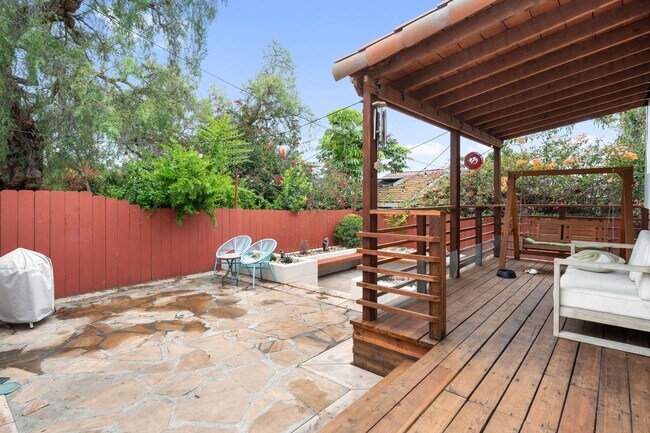 Building Photo - Historic Charm Meets Modern Living – Stunning 5 Bedroom Home on Iconic Myrtle Avenue
