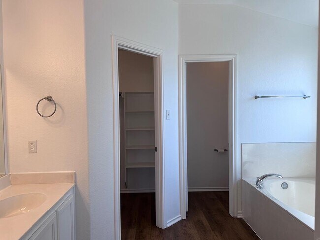 Building Photo - 12720 Waynespur Ln