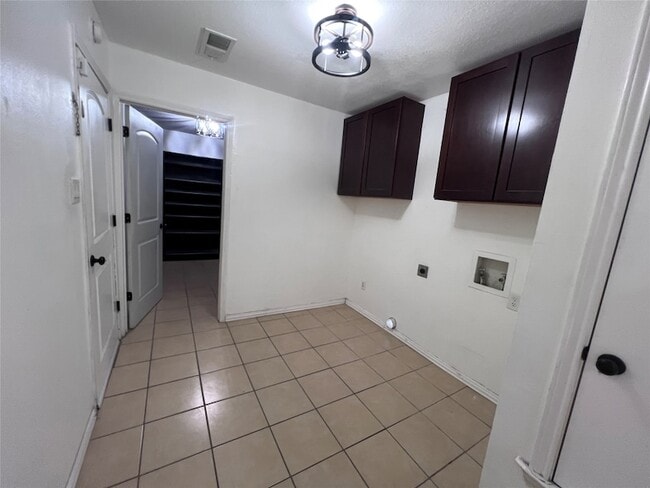 Building Photo - 818 Fairlawn Dr