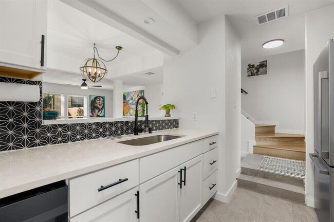 Building Photo - 7001 Woodhue Dr