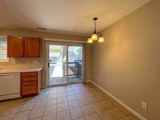 Building Photo - Spacious Two-Bedroom Townhouse in West Ash...