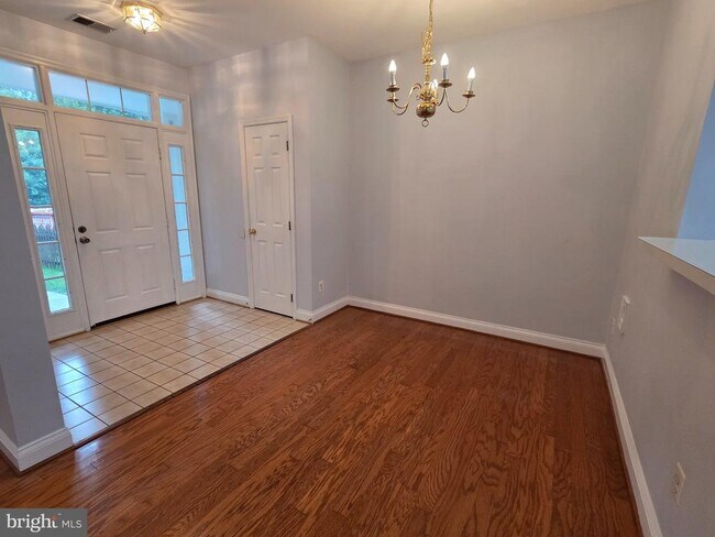Building Photo - 2749 Middle Neck Rd
