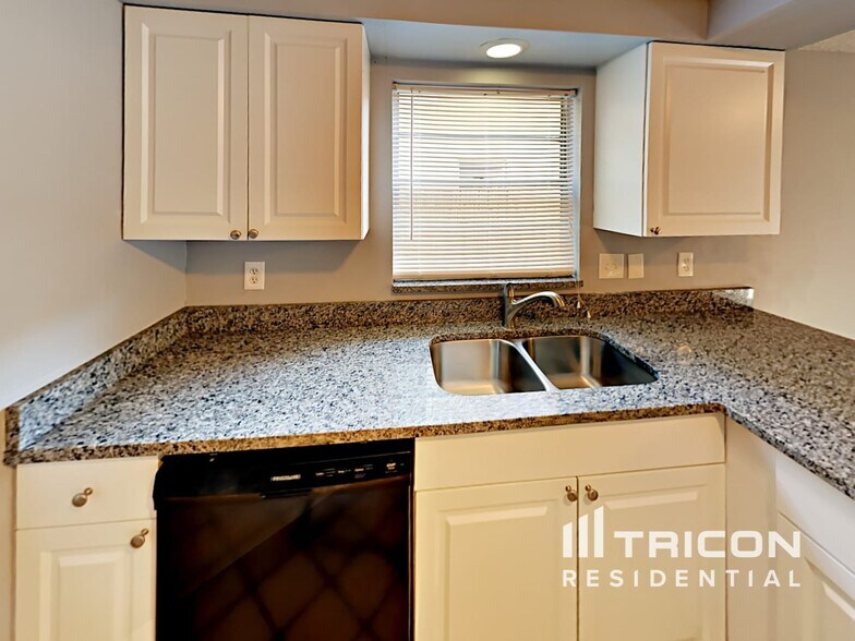 Building Photo - 3311 Russett Dr