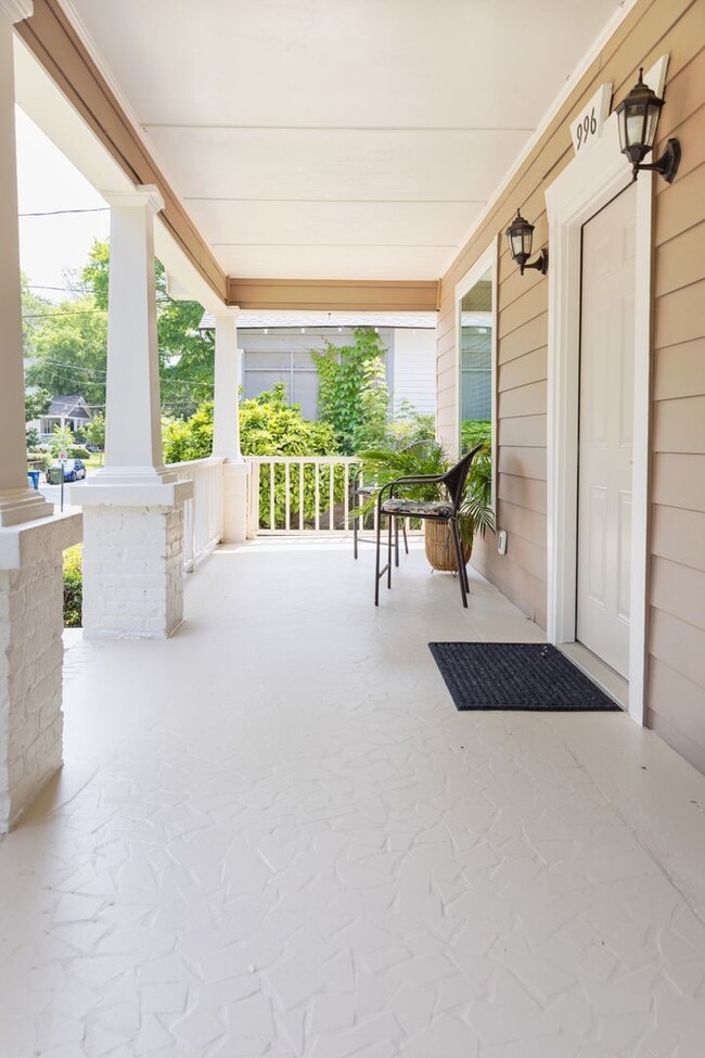 Building Photo - Spacious 4/3.5 w/ Master on Main and Fully...