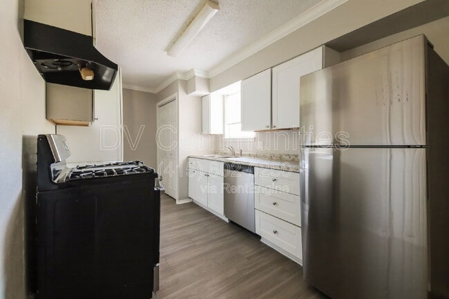 Building Photo - 4850 Bedford Dr