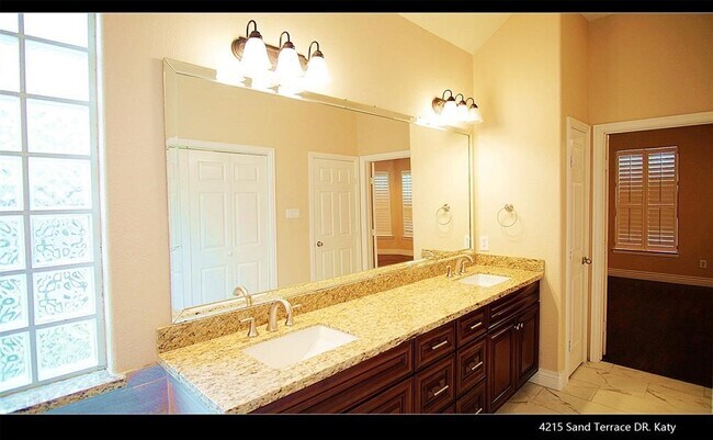 Building Photo - 4215 Sand Terrace Dr