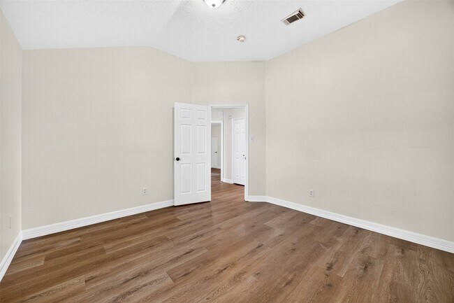 Building Photo - 15307 Flemington Ave