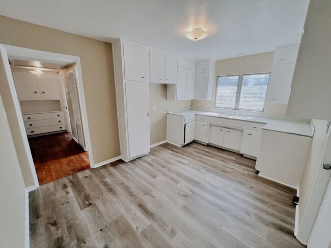 Building Photo - 3/1 AVAILABLE NOW!