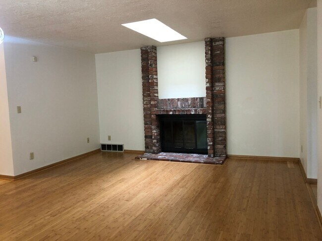 Building Photo - 2250 Dorchester Dr S
