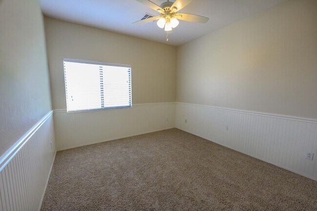 Building Photo - 2521 W Tumbleweed Dr