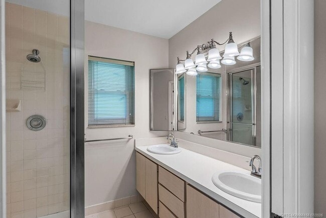 Building Photo - 2905 SW Lakemont Pl