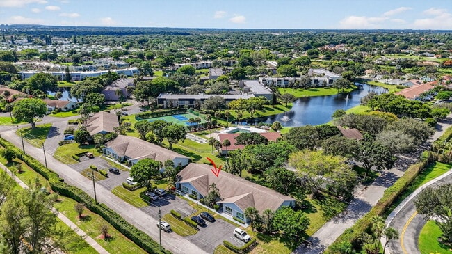 Building Photo - 708 Lago Rd