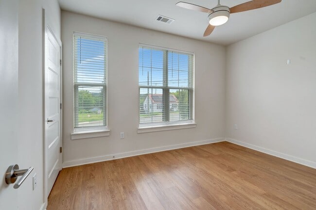 Building Photo - **Move-In Special - $500 off first month's rent**