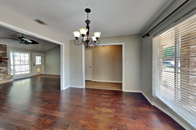 Building Photo - 1605 Brighton Dr