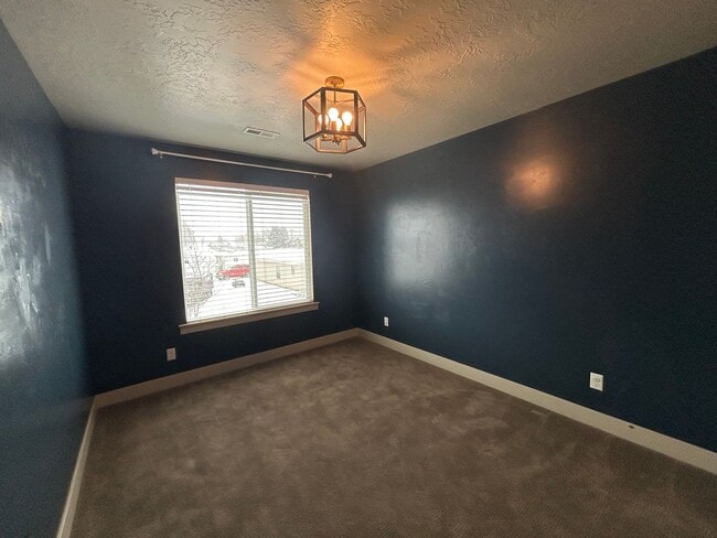 Building Photo - 3 Bedroom 2.5 Bathroom Townhome in Santaquin!