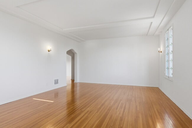 Building Photo - 307 S Doheny Dr