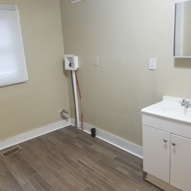 Building Photo - 2BR Westside House only 688/month
