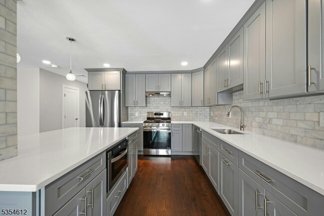Building Photo - 266 Garibaldi Ave