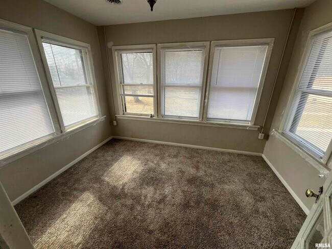 Building Photo - 506 Caroline St