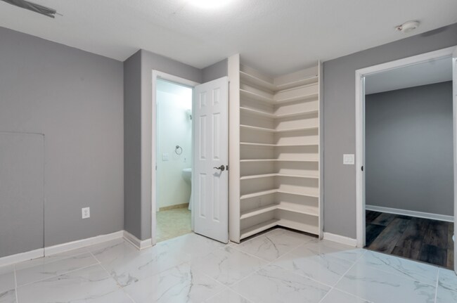 Building Photo - Charming 6 beds 3 baths in Denver!
