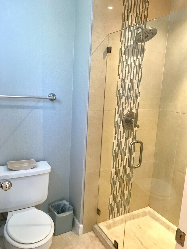 Building Photo - Beautiful View!! 2 Bed/2 Bath Condo, Hayward